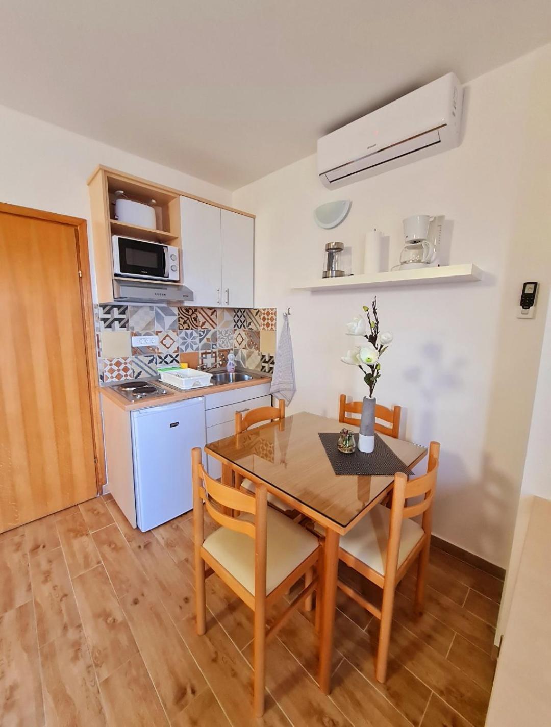 Vila Maslina Apartments Mit Pool Und Garten Nahe Am Strand Tucepi Room photo